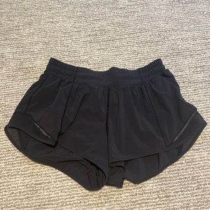 lululemon hotty hot short 2.5" | black